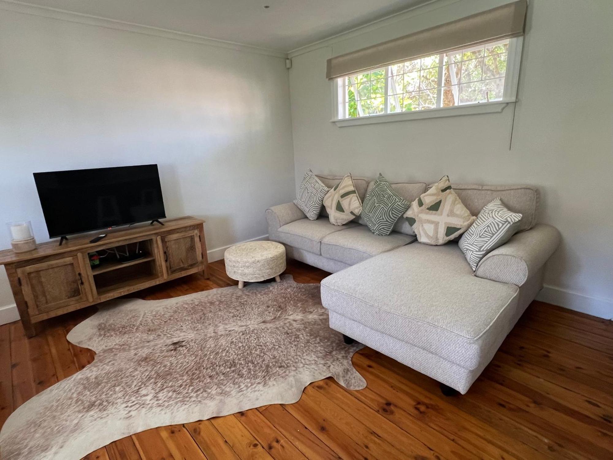 Charming One Bed With Vineyard & Mountain Views *